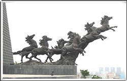 廣場大型阿波羅戰(zhàn)車雕塑