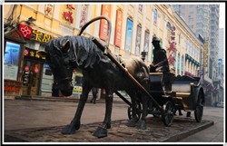 廣場(chǎng)銅馬拉車雕塑