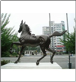 廣場銅馬雕塑